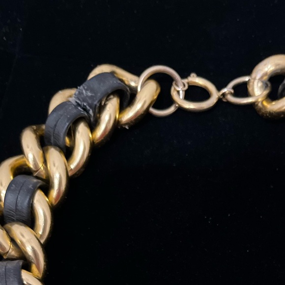 Chanel-like Vintage Gold-tone & Faux Leather Bold Choker Necklace - Picture 6 of 8